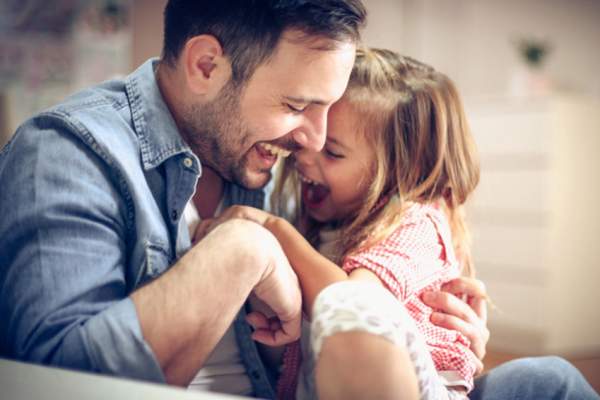 Lachender Mann mit lachendem Kind