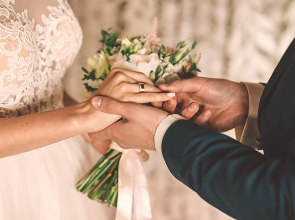 Ein frische verheiratetes Ehepaar im Moment nachdem der Ring angesteckt wurde